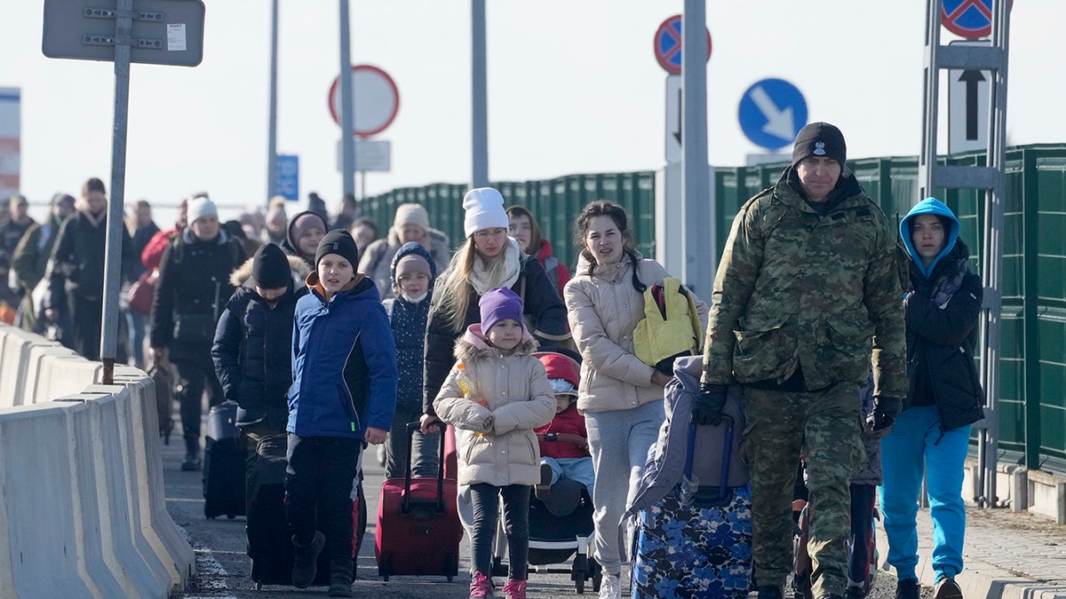 Polish border guard assists Ukrainian refugees 