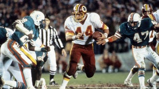 Los aficionados pueden conseguir productos de los Washington Redskins en la tienda oficial de los Commanders, tanto en el estadio como por internet