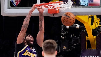 Lakers' Anthony Davis has right mid-foot sprain