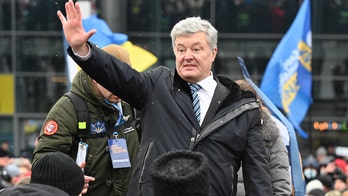 Petro Poroshenko, former Ukraine president, dons battle gear, joins countrymen in the streets: video