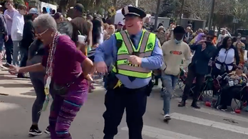 New Orleans police officer joins Mardi Gras crowd to dance