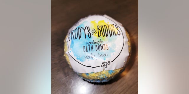 La familia Klein pasa todos los años creando conciencia sobre el Día Mundial del Síndrome de Down.  Este año, están vendiendo bombas de baño caseras. 
