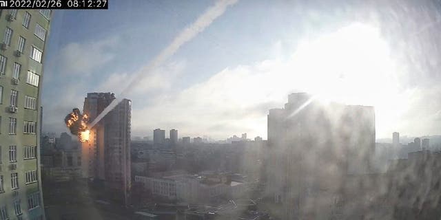 Las imágenes de vigilancia muestran un misil golpeando un edificio residencial en Kiev, Ucrania, el 26 de febrero de 2022, en esta imagen fija tomada de un video.