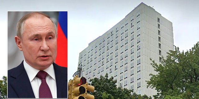 Вид на Российский дипломатический комплекс по адресу 355 West 255th Street;  Начало: Президент России Владимир Путин (Getty Images) 