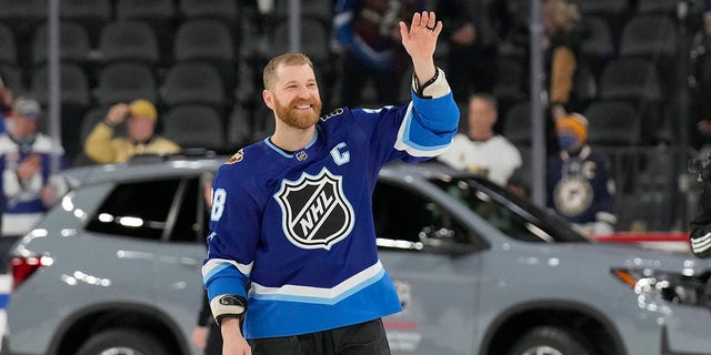Metropolitan Division's Claude Giroux, of the Philadelphia Flyers, waves after the Metropolitan Division defeated the Central Division in the NHL All-Star hockey game final Saturday, 二月. 5, 2022, 在拉斯维加斯.