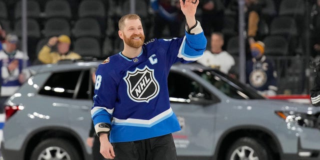 Metropolitan Division's Claude Giroux, of the Philadelphia Flyers, waves after the Metropolitan Division defeated the Central Division in the NHL All-Star hockey game final Saturday, 二月. 5, 2022, 在拉斯维加斯.