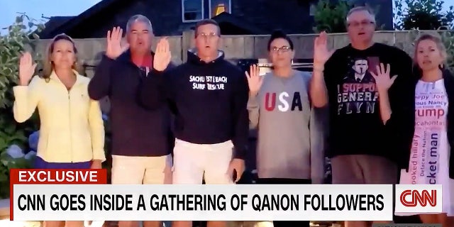 La demanda alega un informe del 4 de febrero de 2021 del corresponsal de CNN Donie O'Sullivan titulado "CNN entra en una reunión de seguidores de QANON", acusó falsamente a Valerie Flynn de seguir el movimiento.