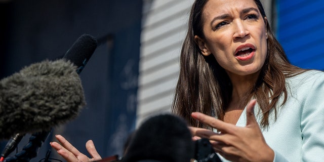 représentant  Alexandria Ocasio-Cortez prend la parole lors d'une conférence de presse lors du rassemblement 