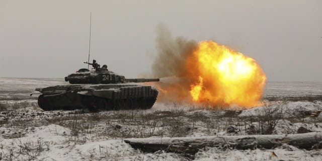 ФАЙЛ - Российский танк T-72B3 стреляет, когда войска принимают участие в учениях на полигоне Кадамовский в Ростовской области на юге России, среда, 12 января 2022 года.