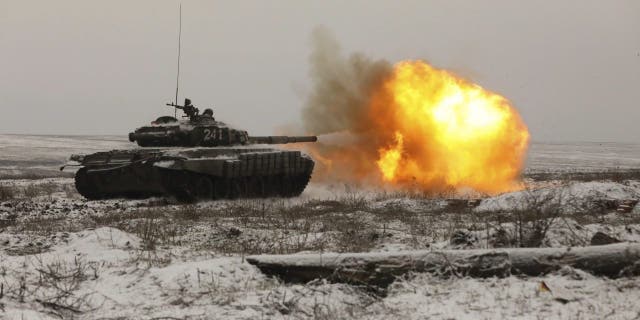 ФАЙЛ - Российский танк T-72B3 стреляет, когда войска принимают участие в учениях на полигоне Кадамовский в Ростовской области на юге России, среда, 12 января 2022 года.