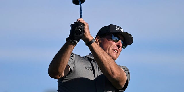 Phil Mickelson frappe son coup de départ au cinquième trou du parcours sud à Torrey Pines lors du premier tour du tournoi de golf Farmers Insurance Open le 26 janvier 2022 à San Diego.