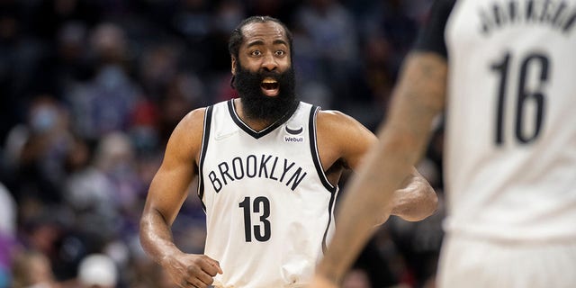 Brooklyn Nets guard James Harden (13) yells to forward James Johnson (16) during the second half of the team's NBA basketball game against the Sacramento Kings in Sacramento, カリフォルニア, 水曜日, 2月. 2, 2022.