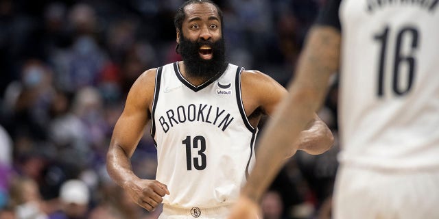 Brooklyn Nets guard James Harden (13) yells to forward James Johnson (16) during the second half of the team's NBA basketball game against the Sacramento Kings in Sacramento, カリフォルニア, 水曜日, 2月. 2, 2022.