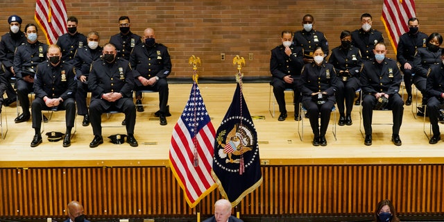President Joe Biden speaks at an event with New York City Mayor Eric Adams, seated left, 和政府. 凯西·霍赫尔, D-N.Y。, seated right, to discuss gun violence strategies, at police headquarters, 星期四, 二月. 3, 2022, 在纽约. 
