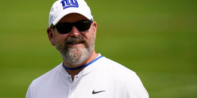 파일 - New York Giants assistant general manager Kevin Abrams looks on during NFL football training camp, 칠월 28, 2021, 이스트 러더퍼드에서, 뉴저지. The Giants made Abrams senior vice president of football operations and strategy on Saturday, 2 월. 5, 2022. Abrams, 50, is entering his 24th season with the Giants.