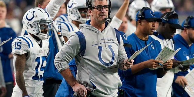 El entrenador en jefe de los Indianapolis Colts, Frank Reich, observa a su equipo jugar contra los Arizona Cardinals durante un partido de fútbol americano de la NFL el sábado 25 de diciembre de 2021 en Glendale, Arizona. 