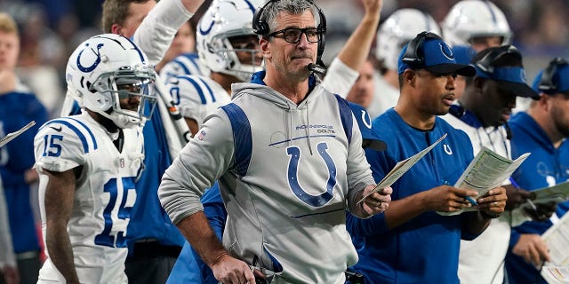 El entrenador en jefe de los Indianapolis Colts, Frank Reich, observa a su equipo jugar contra los Arizona Cardinals durante un partido de fútbol americano de la NFL el sábado 25 de diciembre de 2021 en Glendale, Arizona. 