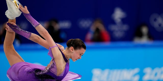 Η Καμίλα Βαλέεβα, της Ρωσικής Ολυμπιακής Επιτροπής, αγωνίζεται στον αγώνα καλλιτεχνικού πατινάζ για την ομάδα μικρού προγράμματος γυναικών στους Χειμερινούς Ολυμπιακούς Αγώνες 2022, Κυριακή 6 Φεβρουαρίου 2022, στο Πεκίνο. 