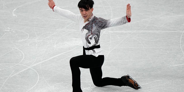 Vincent Zhou, アメリカ合衆国の, competes in the men's team free skate program at the 2022 Winter Olympics on Feb. 6, 2022, 中国を代表するオリンピックの米国生まれのフィギュアスケート選手が、パフォーマンスの失敗後に中国のソーシャルメディアで非難された.