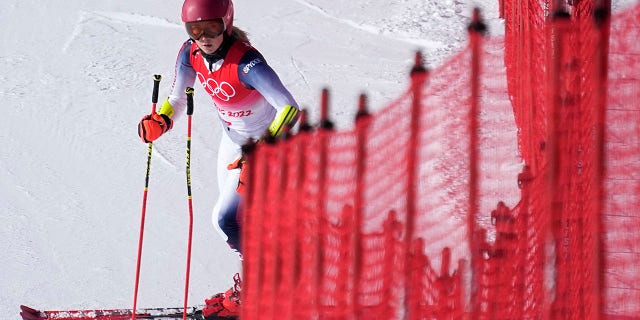 Mikaela Shiffrin of United States after skiing off course during the first run of the women's giant slalom at the 2022 Winterspele, Maandag, Feb.. 7, 2022, in the Yanqing district of Beijing.