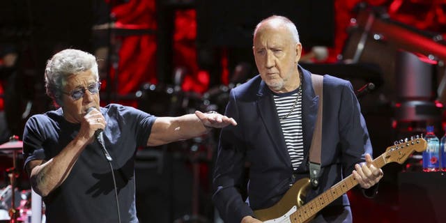 ARQUIVO - Nesta foto de arquivo de 18 de setembro de 2019, Roger Daltrey, à esquerda, e Pete Townshend, do The Who, se apresentam durante o Moving On!  Tour na State Farm Arena em Atlanta.