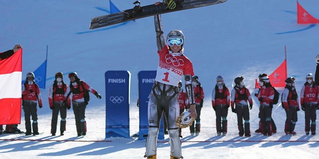 Gold medalist Czech Republic's Ester Ledecka celebrates during the venue ceremony for the women's parallel giant slalom at the 2022 Winterspele, Dinsdag, Feb.. 8, 2022, in Zhangjiakou, Sjina. 