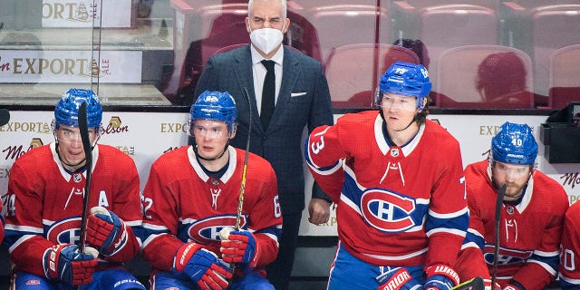 Montreal Canadiens head coach Dominique Ducharme looks on from behind the bench during an NHL hockey game against the New Jersey Devils in Montreal, 화요일, Feb. 8, 2022. The Montreal Canadiens have fired head coach Dominique Ducharme. The 48-year-old was relieved of his duties Wednesday, 2 월. 9, 2022 after Montreal began its season with a dismal 8-30-7 record for a league-worst 23 포인트들.