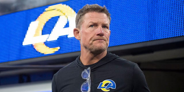 ファイル - Los Angeles Rams general manager Les Snead walks on the field before an NFL football game against the Tennessee Titans on Sunday, 11月. 7, 2021, イングルウッドで, カリフォルニア. Snead says anybody who thinks his Los Angeles Rams are a championship-or-bust machine is telling "a shallow story."