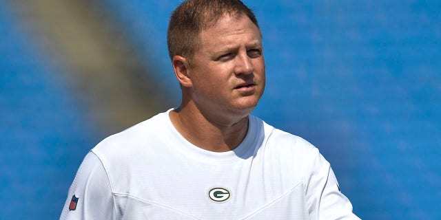 EXPEDIENTE - Green Bay Packers quarterbacks/passing game coordinator Luke Getsy walks on the field before a preseason NFL football game against the Buffalo Bills in Orchard Park, N.Y., ago. 28, 2021. El jueves, feb. 10, 2022, the Chicago Bears introduced Getsy as their new offensive coordinator along with new defensive coordinator Alan Williams and special teams coordinator Richard Hightower.