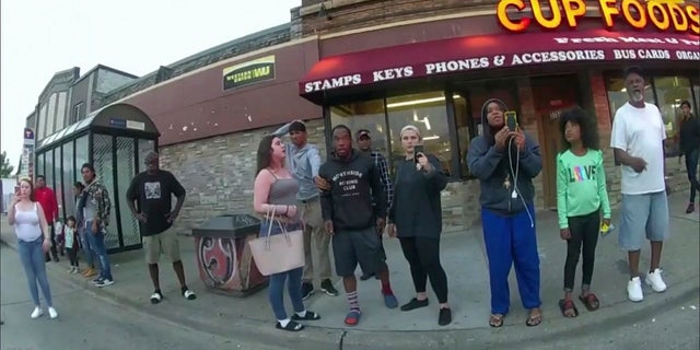 In this image from a police body camera, bystanders witness as then Minneapolis police officer Derek Chauvin pressed his knee on George Floyd's neck for several minutes, killing Floyd on May 25, 2020 미니애폴리스에서.