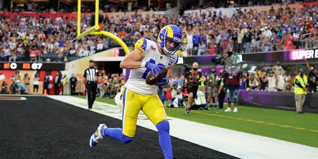 Los Angeles Rams wide receiver Cooper Kupp (10) catches a touchdown pass in the end zone against the Cincinnati Bengals during the first half of the NFL Super Bowl 56 football game Sunday, Feb. 13, 2022, in Inglewood, Calif.