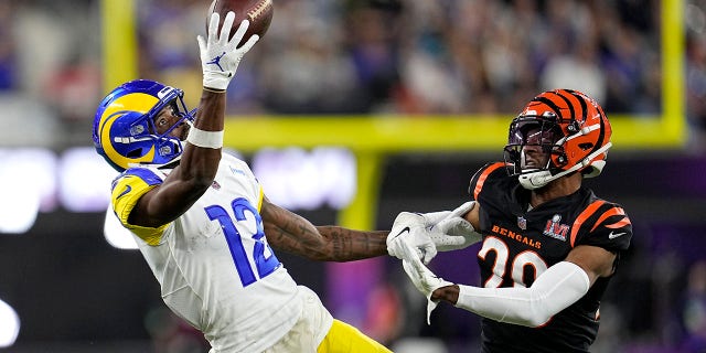 Los Angeles Rams wide receiver Van Jefferson (12) can't make the catch against Cincinnati Bengals cornerback Eli Apple during the second half of the NFL Super Bowl 56 football game Sunday, 二月. 13, 2022, (英格尔伍德), 牛犊.