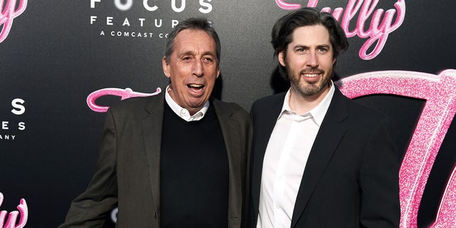 FDirector Jason Reitman, à direita, e seu pai Ivan Reitman chegam na estréia de Los Angeles de "Tully" no Regal Cinemas LA Live na quarta-feira, 18 de abril de 2018. 