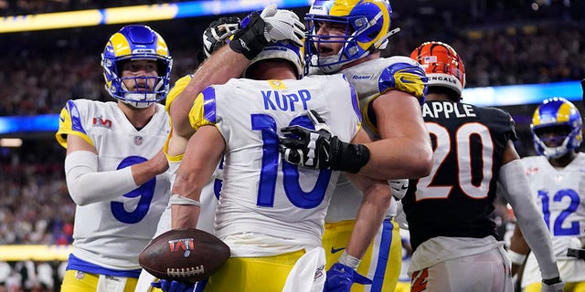 Los Angeles Rams wide receiver Cooper Kupp is congratulated by teammates after scoring a touchdown against the Cincinnati Bengals during the second half of the NFL Super Bowl 56 football game Sunday, Feb. 13, 2022, Il commissario della NFL Roger Goodell parla in una conferenza stampa mercoledì, California.
