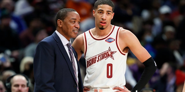 Honorary coach Isiah Thomas, izquierda, talks with Team Isiah's Tyrese Haliburton, of the Indiana Pacers, during the final of the NBA basketball Rising Stars event against Team Barry, viernes, feb. 18, 2022, en cleveland. Team Barry won the event.