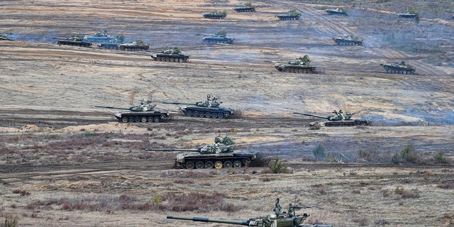 Des chars se déplacent pendant les exercices militaires Union Courage-2022 Russie-Biélorussie sur le terrain d'entraînement d'Obuz-Lesnovsky en Biélorussie, le samedi 19 février 2022. Les Occidentaux craignent que Moscou puisse utiliser l'exercice pour attaquer l'Ukraine par le nord. 