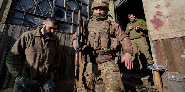 Ukrajinský voják opouští pozici, aby v neděli 20. února 2022 zahájil svou směnu na frontové pozici mimo Popasnu v Luhanské oblasti na východní Ukrajině. (AP Photo/Vadim Ghirda)