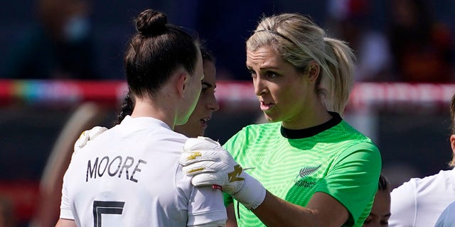 New Zealand goalkeeper Erin Nayler, 对, talks to defender Meikayla Moore after an own goal during the first half of the 2022 SheBelieves Cup soccer match Sunday, 二月. 20, 2022, in Carson, 牛犊.