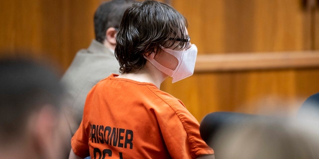 Ethan Crumbley attends a hearing at Oakland County circuit court in Pontiac, 2月 22, 2022, over the teen's placement as he awaits trial. 崩れやすい, 15, is charged with the fatal shooting of four fellow students and the wounding of seven others, including a teacher at Oxford high school on Nov. 30. 