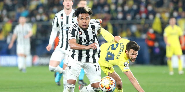 Villarreal's Alfonso Pedraza, right, fights for the ball with Juventus' Weston McKennie during the Champions League, round of 16, first leg soccer match between Villarreal and Juventus at the Ceramica stadium in Villarreal, in Villarreal, Spain, Tuesday, Feb. 22, 2022.