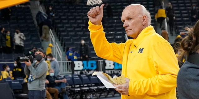 Michigan interim head coach Phil Martelli walks off the court after a win against Rutgers in an NCAA college basketball game, mercoledì, Feb. 23, 2022, in Ann Arbor, Me.