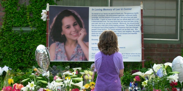 En esta foto del 21 de abril de 2003, Sarah Kellison frente a un monumento en honor a Laci Peterson afuera de la casa que Laci compartió con su esposo Scott Peterson en Modesto, California.
