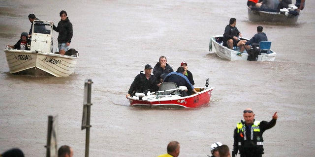 People use small boats to travel through flood water in Lismore, オーストラリア, 月曜, 2月. 28, 2022.