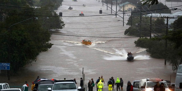 People use small boats to travel through flood water in Lismore, オーストラリア, 月曜, 2月. 28, 2022.