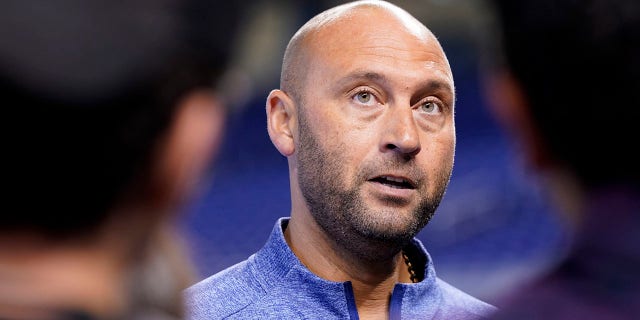 Derek Jeter s'entretient avec les médias avant le match des Marlins contre les Phillies de Philadelphie le 2 octobre 2021 à Miami.