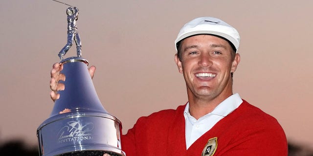EXPEDIENTE - Bryson DeChambeau holds up his championship trophy after winning the Arnold Palmer Invitational golf tournament Sunday, marzo 7, 2021, en orlando, Fla. DeChambeau withdrew from the Arnold Palmer Invitational on Monday, feb. 28, 2022, saying he did not want to risk further injury to his hand and hip because he wasn't completely ready to defend his title at Bay Hill.