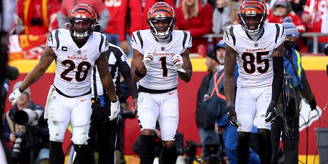 Wide receiver Ja'Marr Chase #1 of the Cincinnati Bengals celebrates with running back Joe Mixon #28 and wide receiver Tee Higgins #85 after catching a third quarter touchdown pass against the Kansas City Chiefs in the AFC Championship Game at Arrowhead Stadium on January 30, 2022 in Kansas City, Missouri.