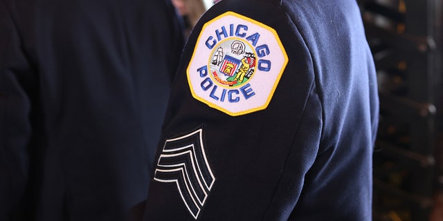 Oficiales de policía asisten a una ceremonia de promoción y graduación del Departamento de Policía de Chicago el 20 de octubre de 2021.