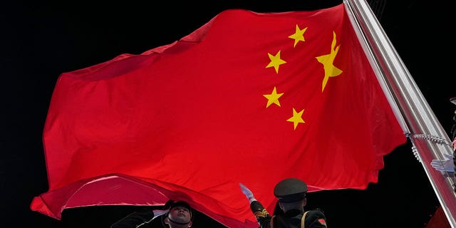 La bandera china se iza durante la ceremonia de apertura de los Juegos Olímpicos de Invierno de 2022.
