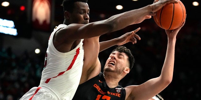 Arizona center Christian Koloko blocks the shot of Oregon State center Roman Silva (12) during the first half of an NCAA college basketball game Thursday, 2 월. 17, 2022, in Tucson, Ariz.